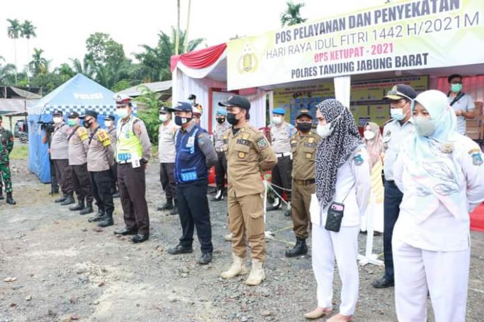 Bupati Bersama Kodim Dan Kapolres Tanjung Jabung Barat Meninjau Pos Pelayanan Penyekatan Yang Berada Di Kec Batang Asam