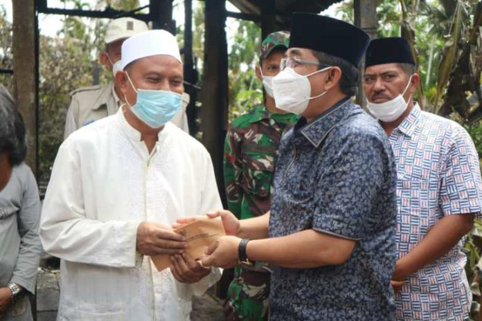 Didampingi Anggota DPRD Arpin Siregar, Bupati Serahkan Bantuan untuk Korban Kebakaran