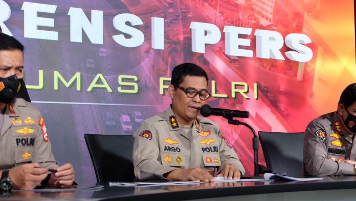 Kadiv Humas Polri Irjen Argo Yuwono dalam konferensi pers 100 hari kinerja Kapolri, di Gedung Humas Polri, Jakarta Selatan, Senin (17/4/2021).