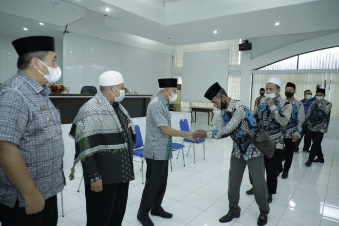 Bupati Asahan H Surya BSc melepas kafilah Kabupaten Asahan untuk mengikuti Seleksi Tilawatil Quran dan Hadits (STQH) Provinsi Sumatera Utara yang ke XVII tahun 2021, Kamis, 27 Mei 2021.