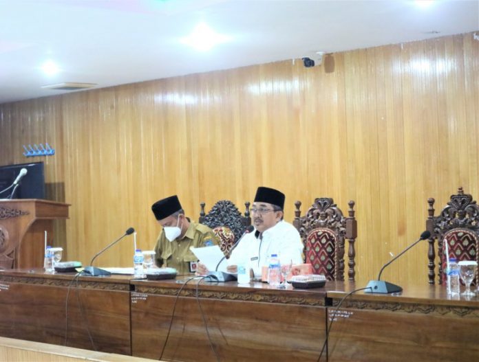 Bupati Kabupaten Tanjung Jabung Barat, KH. Drs. Anwar Sadat, M.ag saat menghadiri rapat evaluasi pelaksanaan kegiatan (LPPK) OPD triwulan di ruang pola atas Kantor Bupati, Senin (31/5/21).