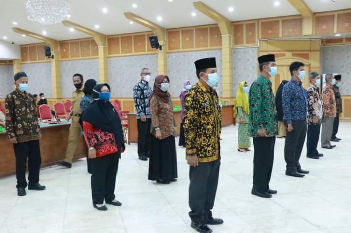 Bupati Tanjung Jabung Barat Menyerahkan 20 (SK) Pensiun ASN