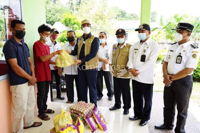 Wakil Bupati Karimun H. Anwar Hasyim, M.Si menyerahkan bantuan sembako kepada keluarga yang terinfeksi virus covid-19 sepulau Kundur. Rabu (02/06).