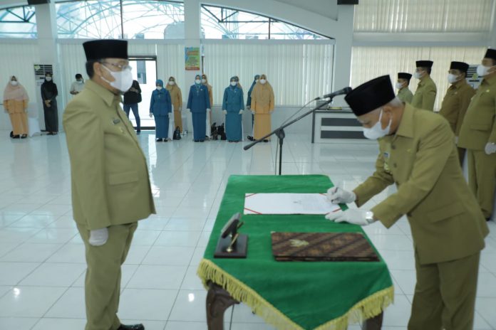 Bupati Asahan saat melantik Jhon Hardi sebagai Sekda Kabupaten Asahan, Jumat, 4 Juni 2021.