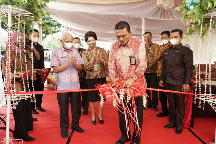 Ketua Pengadilan Tinggi Medan bersama dengan Bupati Asahan melakukan penandatanganan prasasti peresmian Gedung Sidang Anak Pengadilan Negeri Kisaran serta pengguntingan pita tanda peresmian