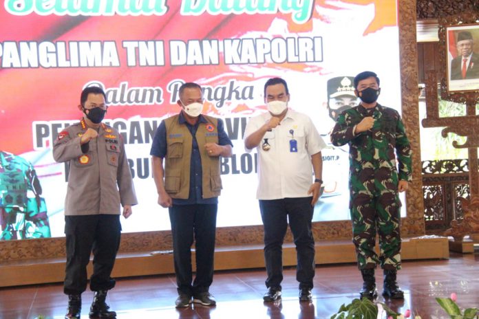 Panglima TNI Marsekal Hadi Tjahjanto bersama Kapolri Jenderal Listyo Sigit Prabowo, Kepala BNPB Letjen Ganip Warsito dan Kabaharkam Polri Komjen Arief Sulistyanto mengunjung berkunjung ke Kabupaten Blora, Jawa Tengah, Sabtu (5/6/2021).