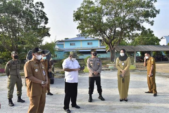 Bupati Karimun Tinjau Tempat Isolasi di SMPN 2 Tebing