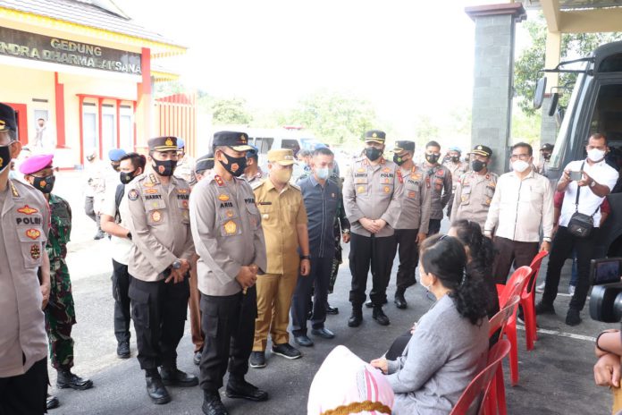 Tekan Penularan Covid-19, Kapolda Kepri Tinjau Program 'Nasi Kapau' di Lingga