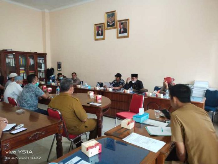 Ketua Komisi II DPRD Tanjab Menggelar Rapat Dengan Kelompok Tani