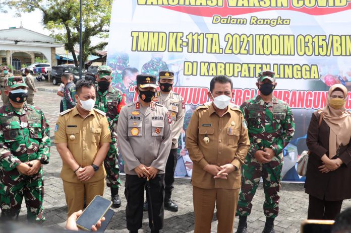 Kepala Kepolisian Daerah Kepulauan Riau, Irjen Pol. Dr. Aris Budiman bersama Gubernur Kepri, H. Ansar Ahmad menghadiri acara Pembukaan TMMD Ke-111 di Gedung Nasional Kabupaten Lingga.