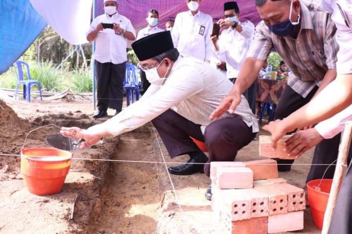 Bupati Drs H Anwar Sadat MAg Giat Peletakan Batu Pertama Pembangunan Musholla Al Alief Kabupaten Tanjab Barat