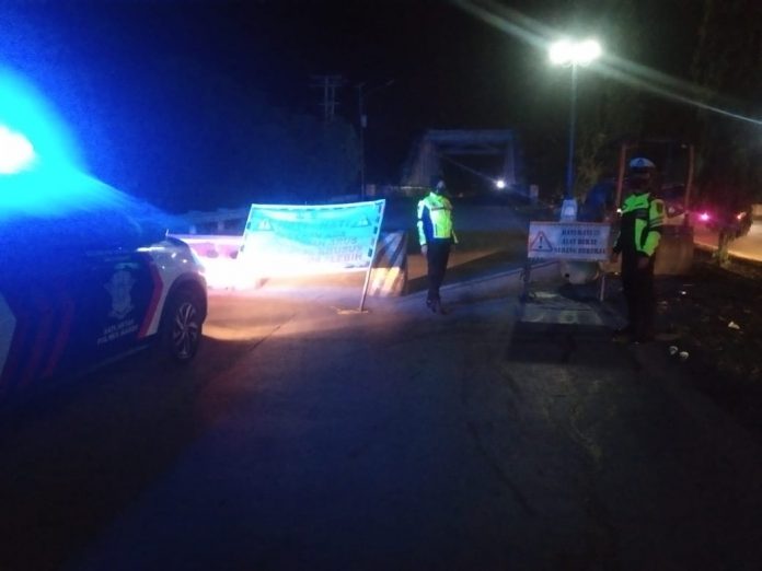 Adanya Kemacetan Akibat Perbaikan Jalan, Satlantas Polres Maros Lakukan Giat Contraflow