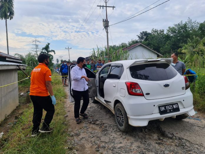 Dirkrimum Polda Sumut, Kombes Pol Tatan Dirsan Atmaja saat memimpin olah tempat kejadian perkara