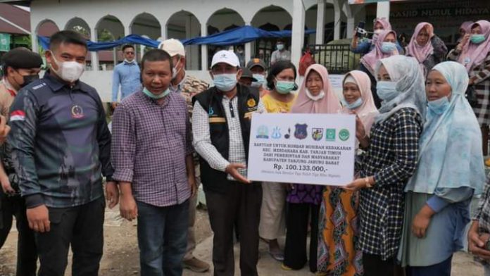 Bupati Kabupaten Tanjung Jabung Barat Bersama Rombongan Kunjungi Lokasi Kebakaran Di Desa Mendahara Tengah