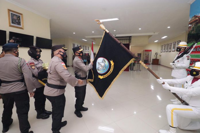 Kepala Kepolisian Daerah Kepulauan Riau, Irjen Pol. Dr. Aris Budiman, M.Si., pimpin upacara pencucian Pataka Polda Kepri "Seligi Sakti Marwah Negeri" dalam rangka peringatan Hari Bhayangkara ke – 75 tahun 2021