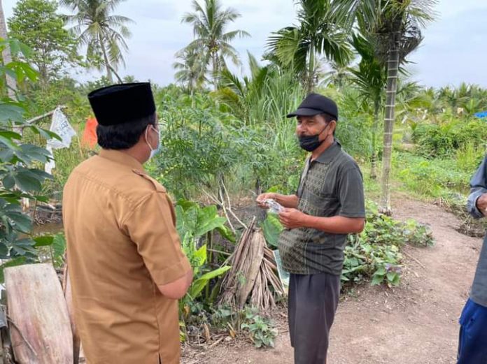 Bupati Bersama Kapolres dan Dandim 'Blusukan' Sambil Membagi-bagikan Sembako, Masker dan Hewan Ternak