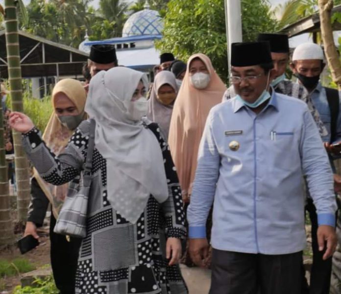 Didampingi Ketua TP PKK Hj. Fadhilah Sadat Bupati Kabupaten Tanjung Jabung Barat Melakukan Kunjungan Ke Desa Sungai Serindit