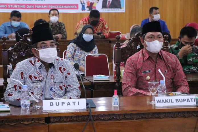 Bupati Dan Wakil Bupati Kabupaten Tanjung Jabung Barat Menghadiri Acara Peringatan Hari Keluarga Nasional Ke-28 Tahun 2021 Di Pola Utama