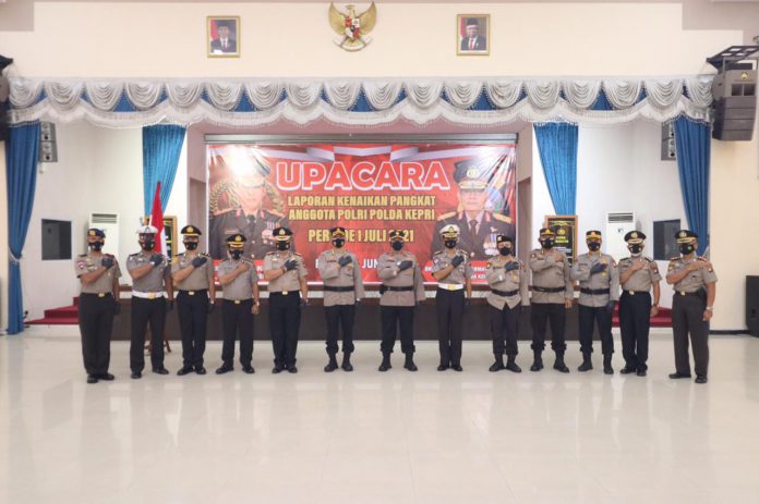 Wakil Kepala Kepolisian Daerah Kepulauan Riau, Brigjen Pol Drs. Darmawan, M. Humemimpin langsung jalannya Upacara Laporan Kenaikan Pangkat Anggota Polri Polda Kepri dan Jajaran Periode 1 Juli 2021 bertempat di Graha Lancang Kuning Polda Kepri