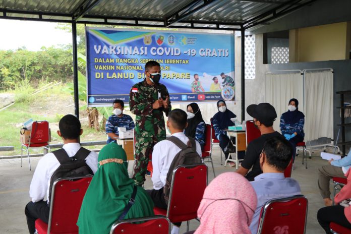 Komandan Lanud Silas Papare Marsma TNI Budhi Achmadi meninjau pelaksanaan Serbuan Covid-19 yang hari ini dilaksanakan di halaman Masjid Abaabiil Lanud Silas Papare, Rabu (30/6/2020)