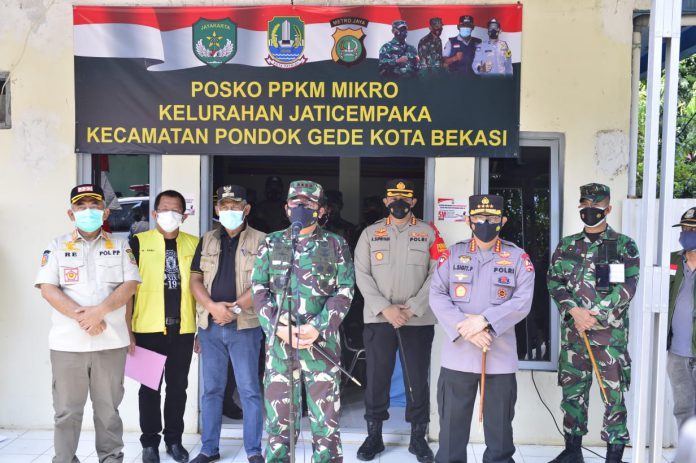 Kapolri Listyo Sigit saat meninjau posko PPKM di Kelurahan Jati Cempaka, Pondok Gede, Bekasi bersama Panglima TNI Marsekal Hadi Tjahjanto