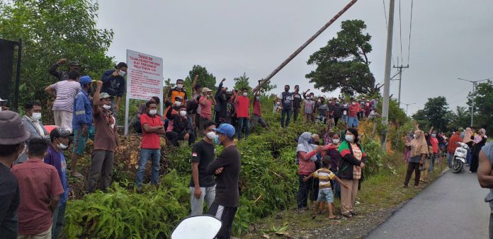 Ratusan Warga Pasang Plang di Tanah yang Dikuasainya