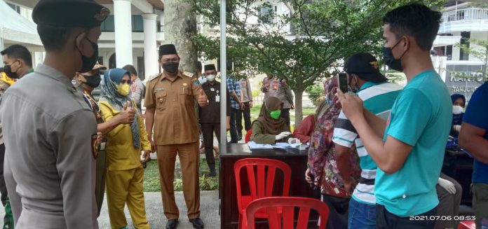 Wakil Bupati Didampingi Sekretaris Dinas Kesehatan Kabupaten Tanjab Barat Menghadiri Program Kegiatan Vaksinasi di Halaman Kantor Bupati Tanjung Jabung Barat