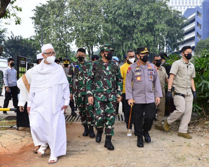 Panglima TNI Marsekal TNI Hadi Tjahjanto bersama Kapolri Jenderal Listyo Sigit Prabowo meninjau lokasi vaksinasi massal di Cibis Park Jalan TB Simatupang, Jakarta Salatan