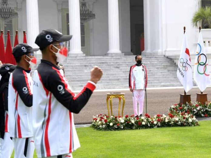 Presiden Joko Widodo secara resmi melepas kontingen Indonesia yang akan berlaga di ajang Olimpiade Tokyo tahun 2021 di halaman Istana Merdeka, Jakarta pada Kamis (8/7/2021).