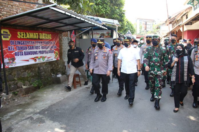 Kapolri Jenderal Listyo Sigit saat meninjau pelaksanaan vaksinasi masaal di GOR Arcamanik, Bandung, Jawa Barat