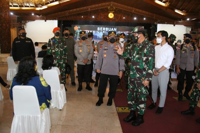 Panglima TNI Marsekal Hadi Tjahjanto bersama Kapolri Jenderal Polisi Listyo Sigit Prabowo meninjau serbuan vaksinasi di Solo, Jawa Tengah