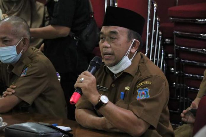 Asisten Pemerintahan dan Kesra, Hidayat, SH MH Memimpin Rapat