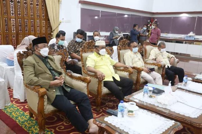 Bupati Karimun didampingi Wakil Bupati dan Sekda pimpin rapat percepatan penanganan covid 19