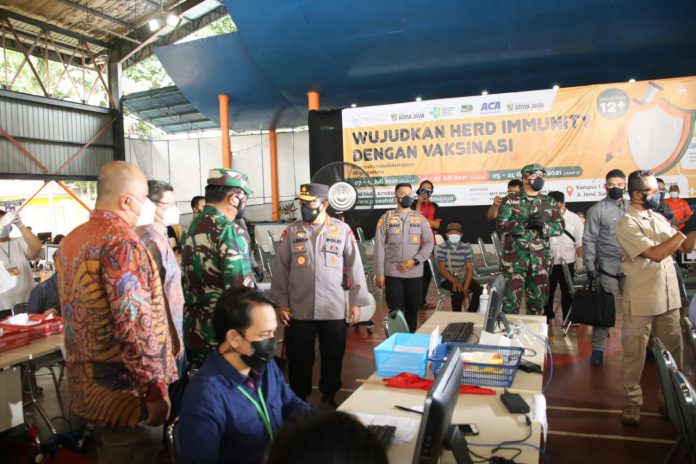 Panglima TNI Marsekal Hadi Tjahjanto dan Kapolri Jenderal Listyo Sigit Prabowo meninjau langsung kegiatan vaksinasi massal di Pondok Pesantren (Ponpes) Minhaajurrosyidiin, Jakarta Timur (Jaktim), Selasa (13/7/2021).