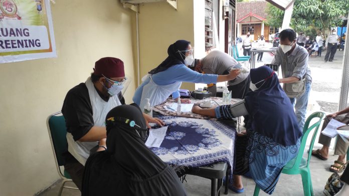 ebanyak 150 orang menjalani vaksinasi gratis di Polsek Mlati, Sleman, Yogyakarta Kamis, 15 Juli 2021.