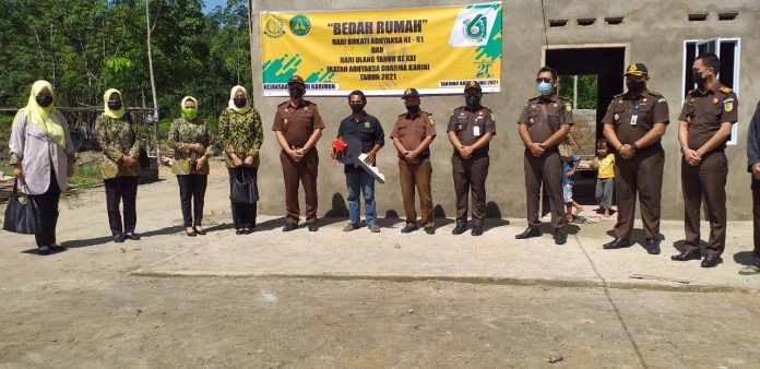 Kajari Karimun Kembali Bantu Masyarakat Dengan Bedah Rumah