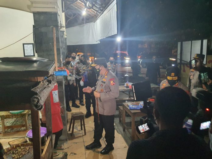 Kapolri Jenderal Listyo Sigit Prabowo berkeliling Kota Solo, Jawa Tengah, Jumat malam (16/7/2021).