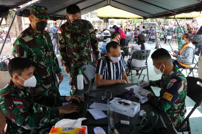 Denkesyah Korem 172/PWY dan Lantamal X Jayapura, Polda Papua, dan Dinkes Kota Jayapura menggelar serbuan vaksin di Lapangan Bucen III Waena, Sabtu (17/7/2021)