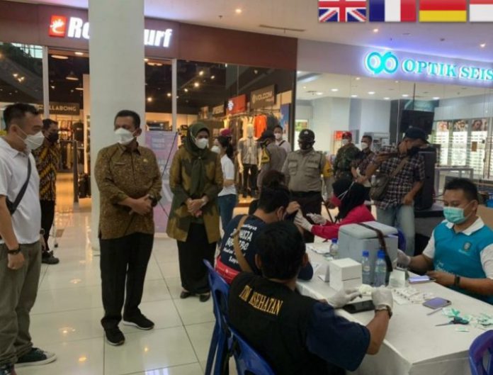 Gubernur Ansar saat meninjau vaksinasi pelaku pariwisata yang digelar DPD Asosiasi Pariwisata Nasional (Asparnas) Kepulauan Riau di TCC Mall Tanjungpinang, Sabtu (29/5).