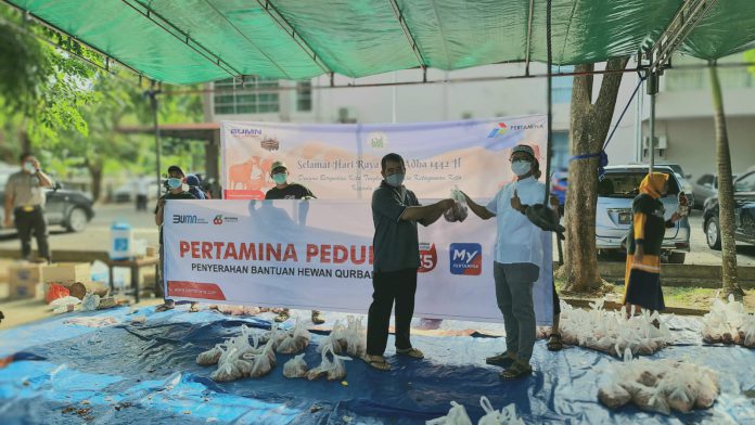 Pertamina Serahkan Hewan Kurban dan Sediakan Elpiji untuk Posko Dapur Umum