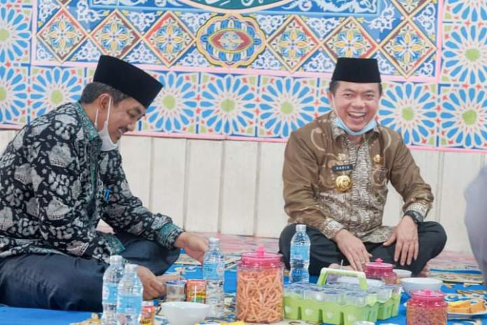 Sebelum pulang Gubernur Al Haris menyempatkan diri mampir ke Pondok pesantren