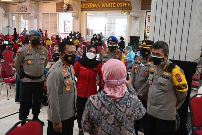 Wakapolda DIY Brigjend R Slamet Santoso saat meninjau vaksinasi tahap ke II di salah satu mall Sabtu 24 Juli 2021