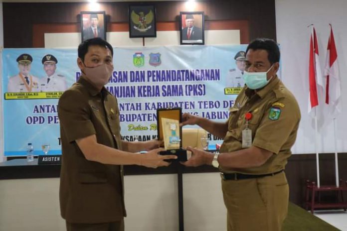 Mewakili Bupati Tanjabbar Asisten Pemerintahan (kunker) ke Kabupaten Tebo