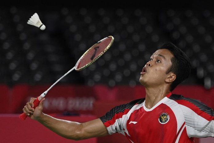 Aksi tunggal putra Indonesia Anthony Sinisuka Ginting saat melawan Kevin Cordon dari Guatemala pada perebutan medali perunggu bulu tangkis Olimpiade Tokyo 2020 di Musashino Forest Sports Plaza di Tokyo pada 2 Agustus 2021.(AFP/ALEXANDER NEMENOV) | kompas.com