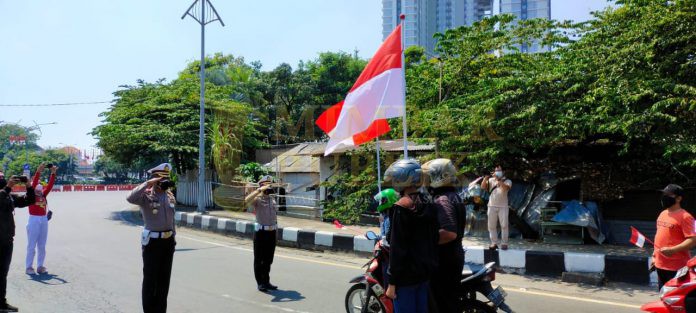 Pengendara diminta berhenti saat detik-detik proklamasi