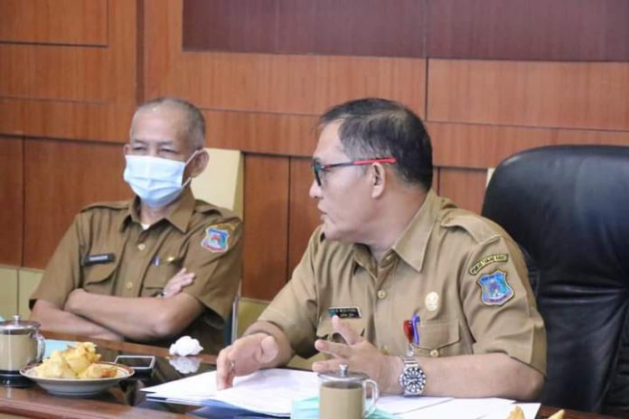 Staf Ahli Bupati Bidang Hukum Dan Politik Haji Mulyadi memimpin rapat