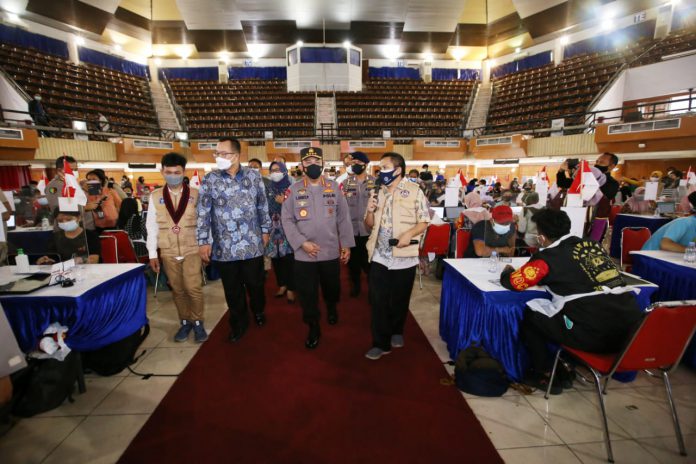 Tinjauan kapolri kepada semua pihak dalam percepatan vaksinasi