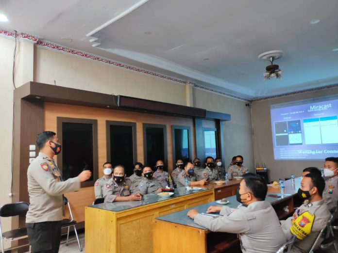 Kapolres Lumajang berikan pelatihan penggunaan aplikasi silacak dan inaRISK