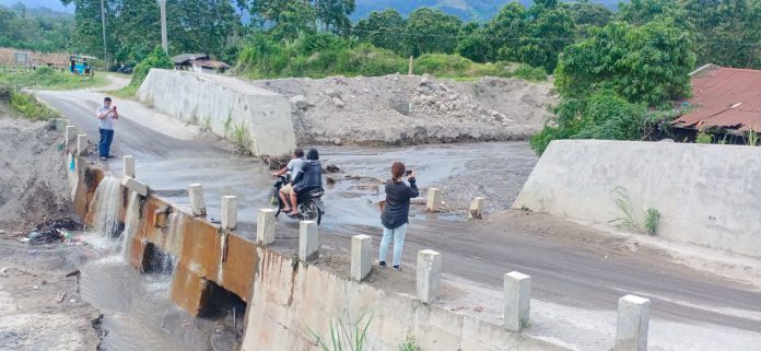 Tampak Jembatan di Desa Sukatendel yang lantainya sudah dilintasi aliran air Lahar Gunung sinabung