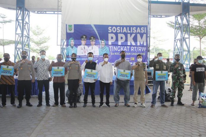 Wakil Wali Kota Batam, Amsakar Achmad saat sosialisasi PPKM Tingkat RT/RW di SP Sagulung, Sabtu (7/8/2021)